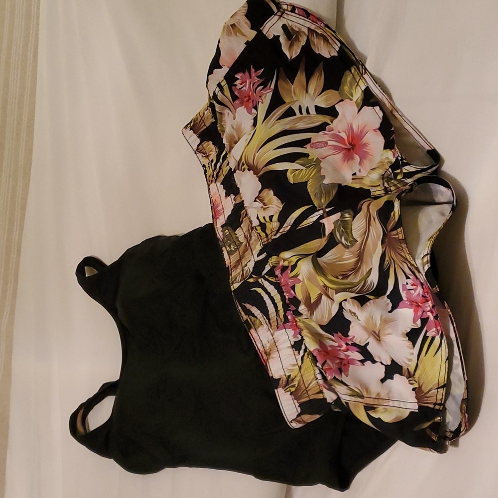 Volcom board shorts, size M